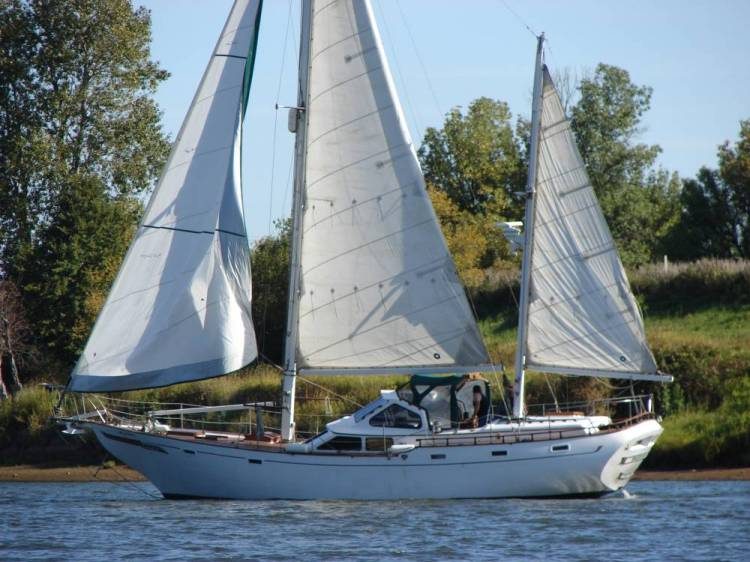Reaching under all plain sail