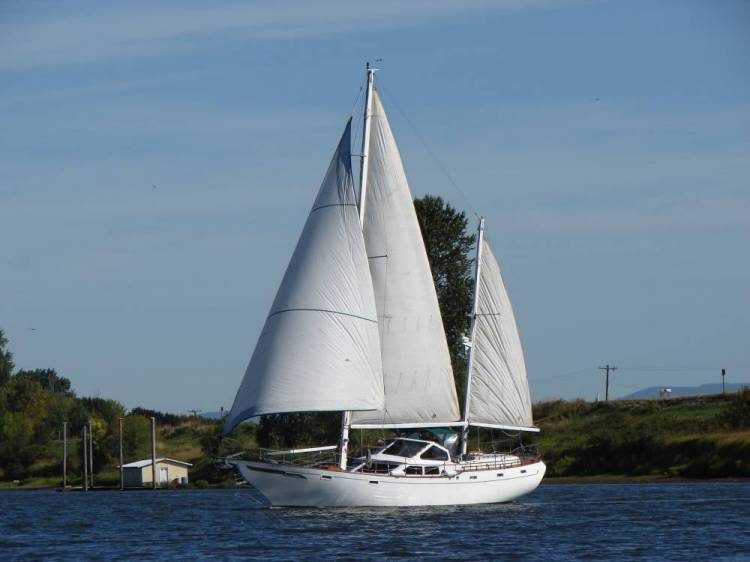 Under sail, seen from a distance